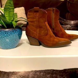 Brown suede low cowboy boots. Made in Italy.